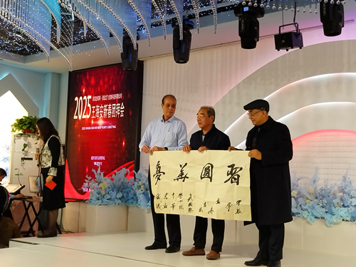 张佰庆、刘吉墩向王海安赠送书法作品.jpg