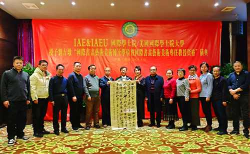 接受刘吉墩书法礼品后苏炳郎及夫人刘影与大家一起合影.jpg