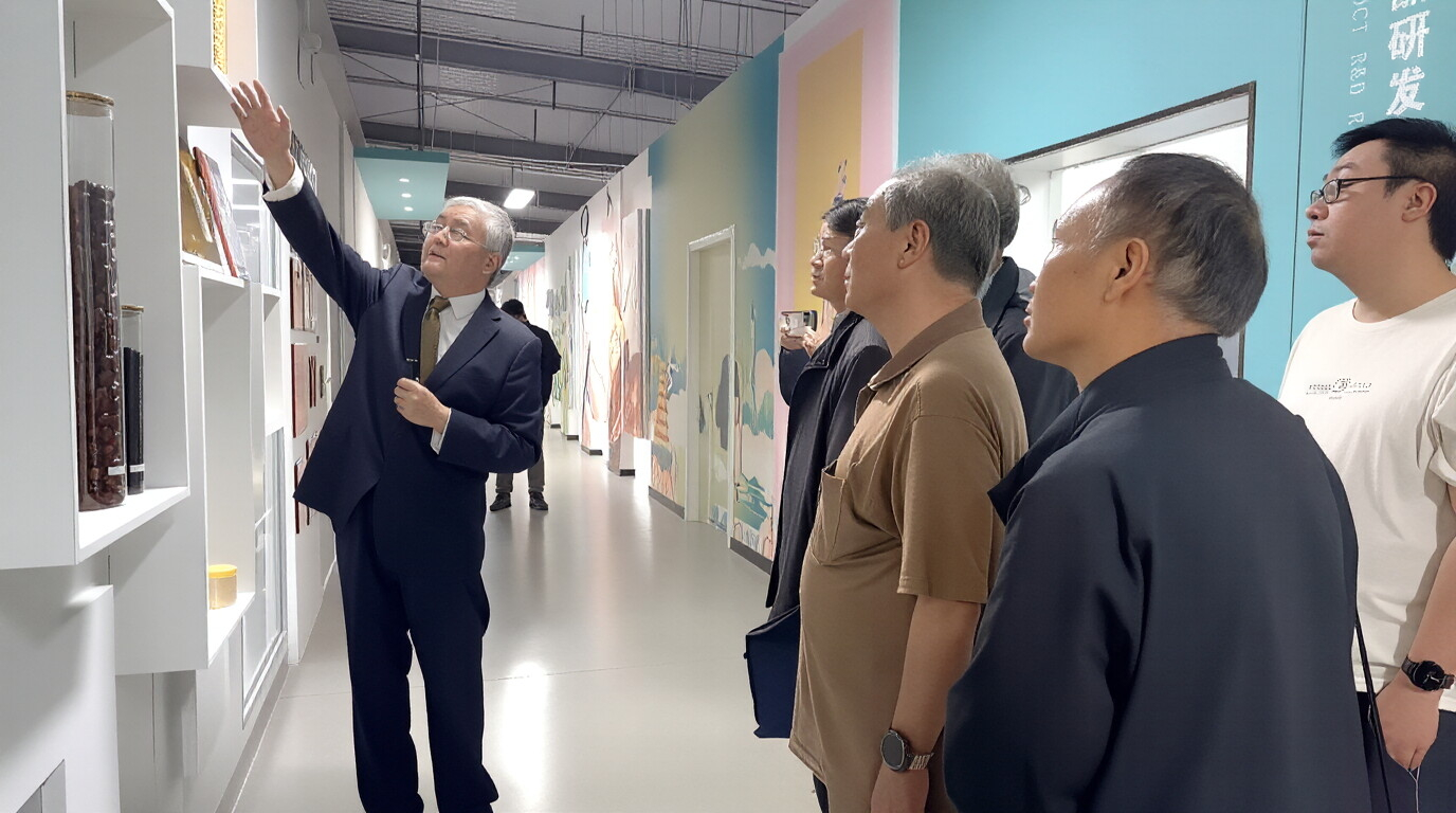 聂志宽为采风团讲解.png